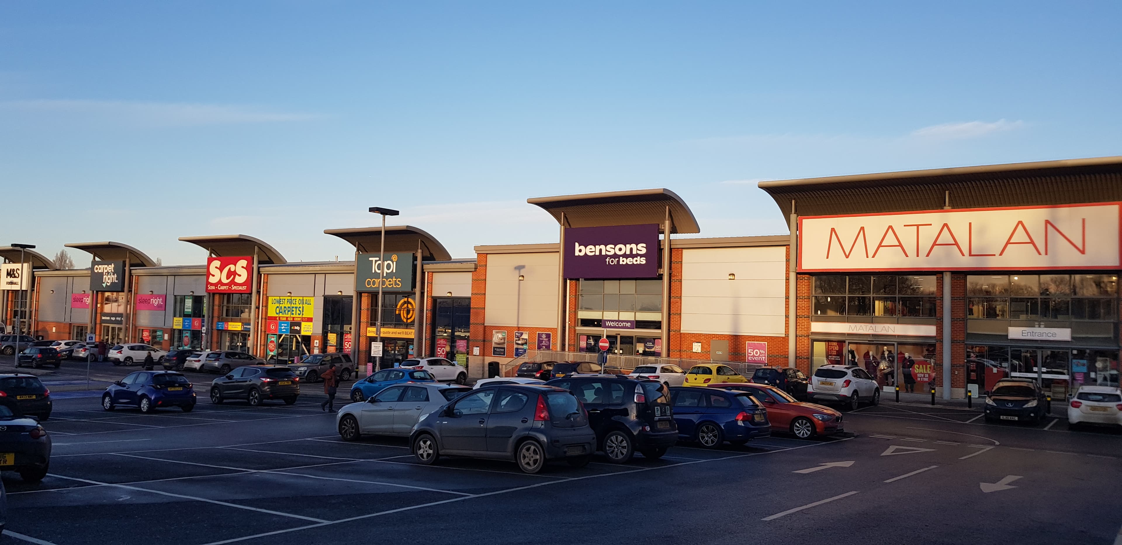Wellington Retail Park, Waterlooville — retail units and car park