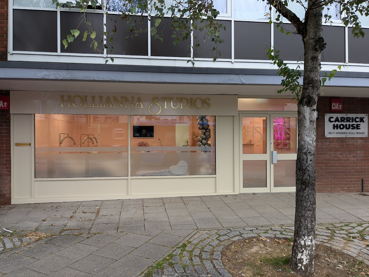 The Nail Salon Where 'Nothing Is Too Much Trouble' — And 51 Reviews Prove It